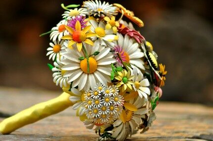 daisy-brooch-bouquet-2997897