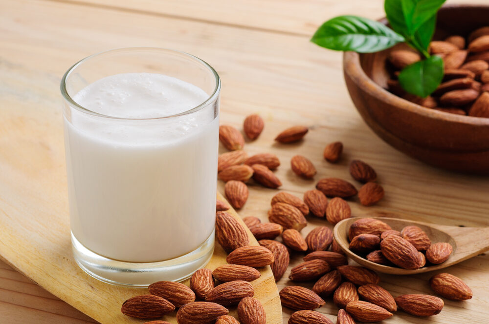 almond-milk-3172699